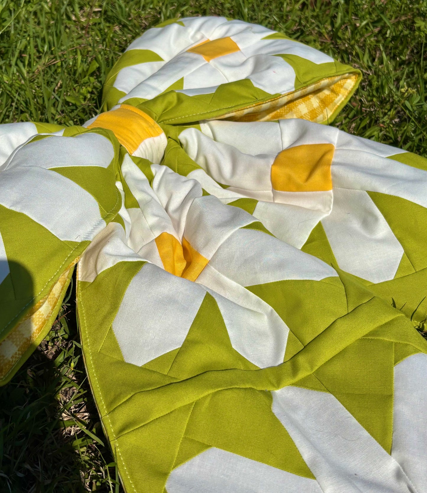 Daisy Hand Pieced Groovy REVERSIBLE Bow Door Hanger