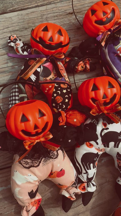 Handmade Halloween Pumpkin Sitter Bag Charm/ Keychain (nostalgia / vintage)